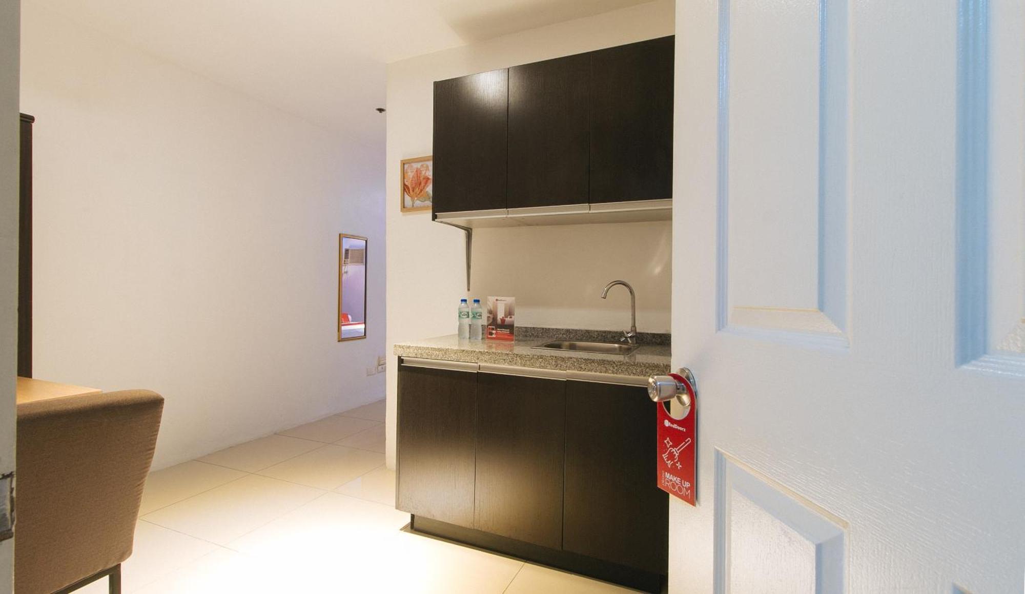Reddoorz @ Melbourne Suites Makati Makati City Bagian luar foto